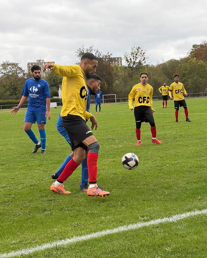 Duel pour le ballon lors d'un match du Champforgeuil FC
